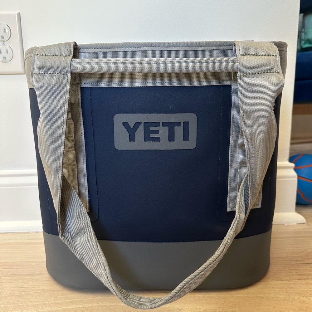 YETI CAMINO 20 Bag in Blue and Light Gray